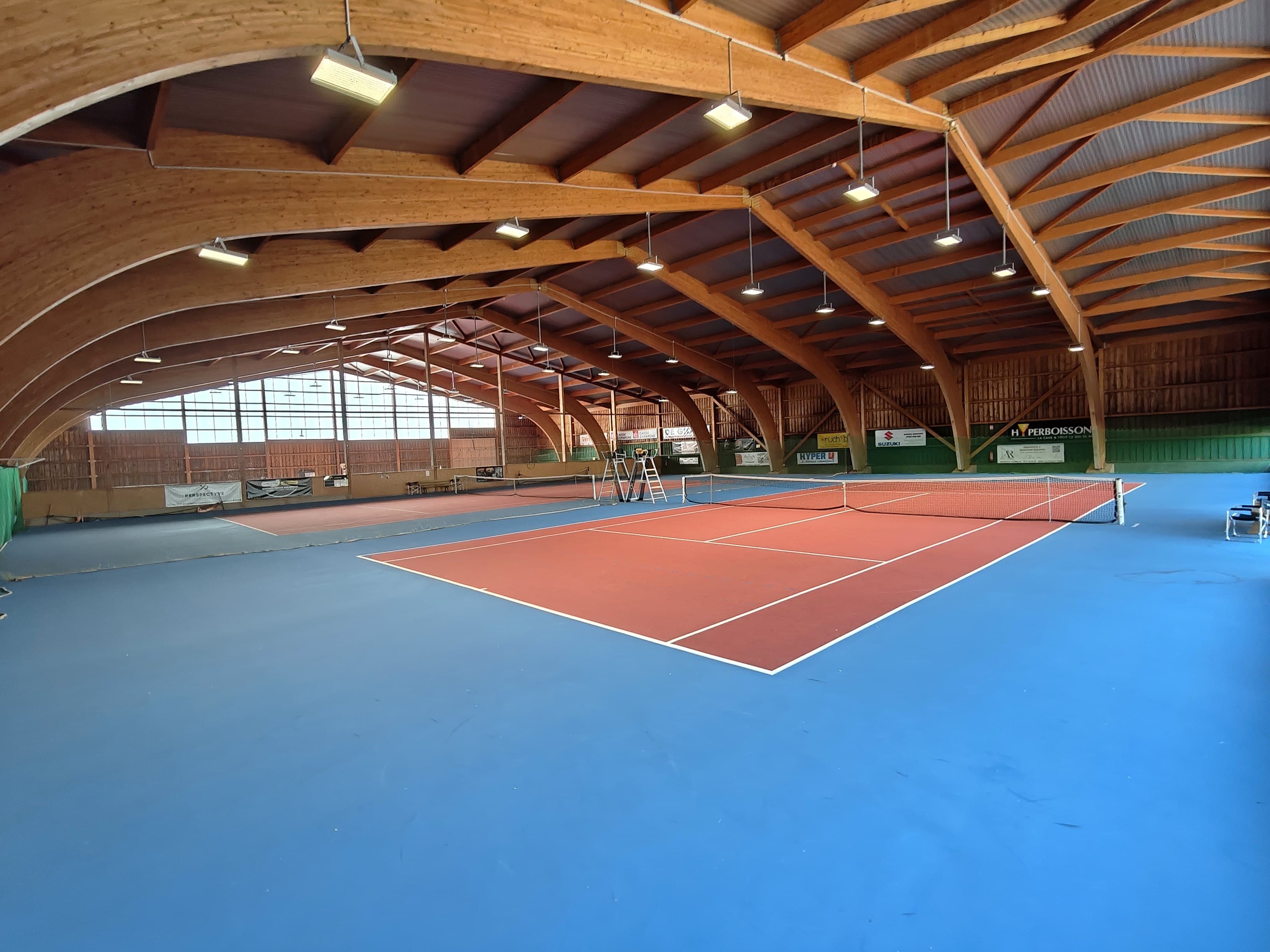 Les courts couverts du club